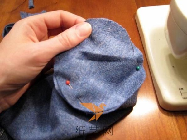 Tutorial on how to make a small bucket bag by remaking old jeans