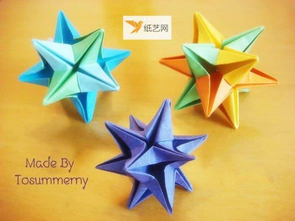 Illustrated tutorial for folding a beautiful Christmas star using origami