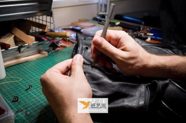 Transform an old leather bag into a fashionable phone case