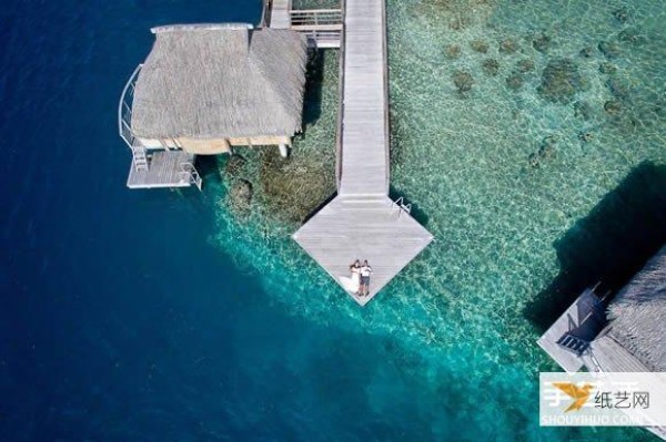 Wedding photos that don’t require a photographer at all—wandering in the blue sea