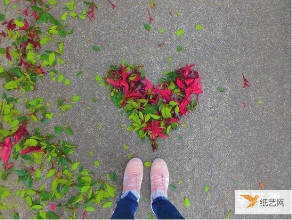 Sweeping the floor can also become very poetic, with more romantic autumn leaves!