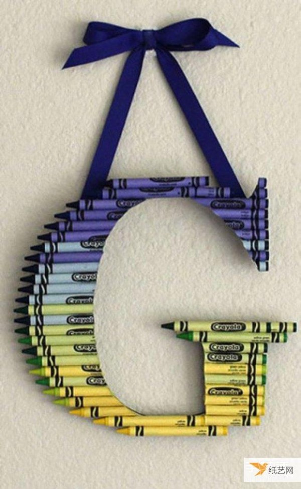 Toddlers use crayons to make simple handmade letter decoration pendants