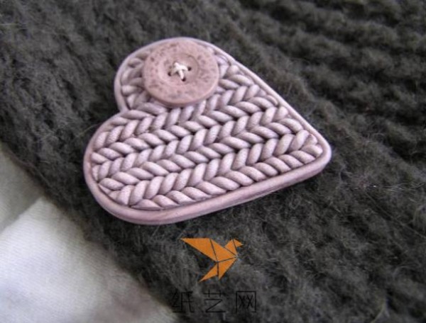 Tutorial on making a heart-shaped clay brooch for Valentine’s Day gift