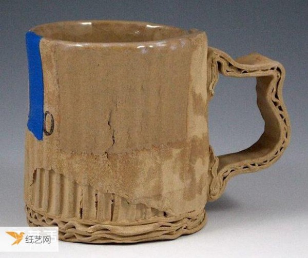 Old ceramic pieces produced: simulated super realistic corrugated paper and metal cans