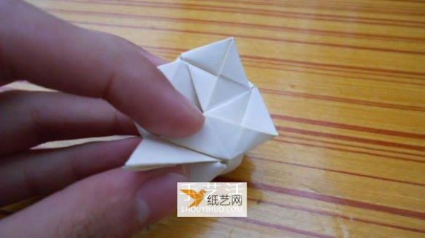 Illustration of the specific folding method of Fukuyama Paper Rose