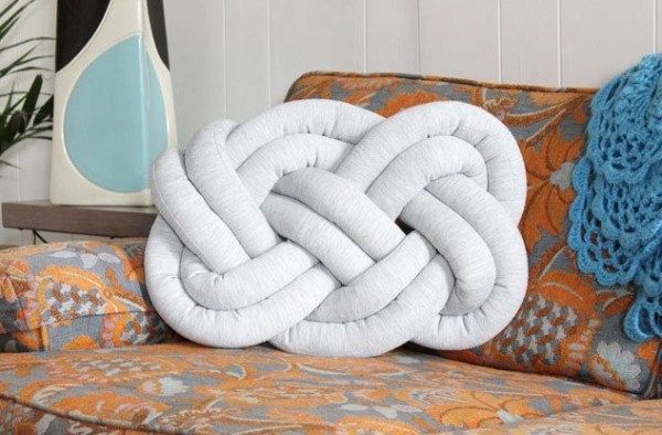 Handmade DIY illustrated tutorial for Chinese knot woven style pillow