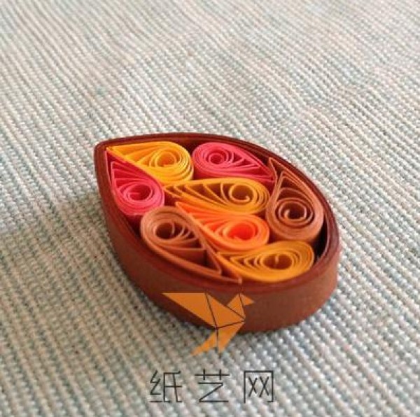 Tutorial on making beautiful quilled flower necklace