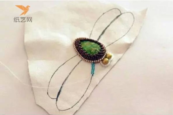 There has long been a dragonfly with beaded embroidery on its head. A tutorial on how to make a dragonfly hair accessory. Beaded embroidery tutorial.