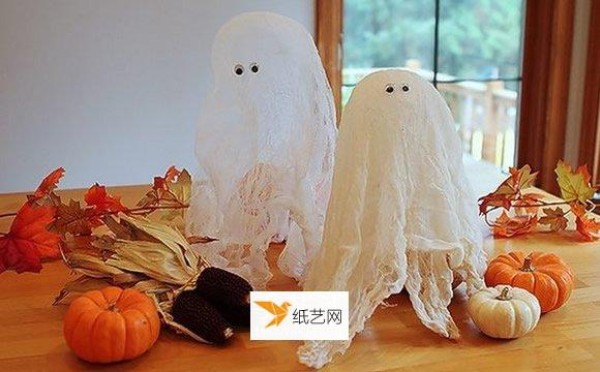 Easy way to make a Halloween ghost using gauze