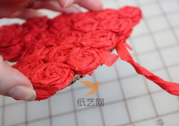 Tutorial on how to make a simple paper rose heart-shaped decoration