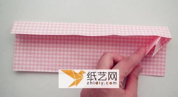 Illustrated tutorial on how to make a Valentine’s Day origami heart gift box