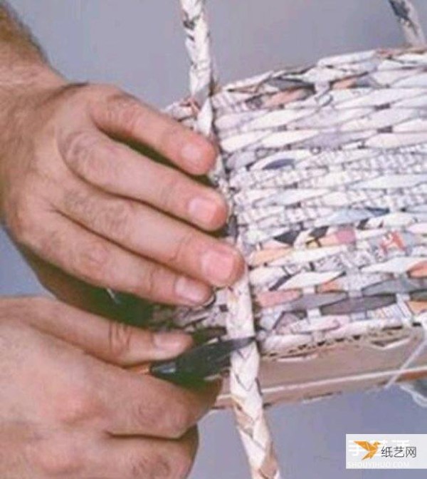 Tutorial on how to weave a basket base using cardboard and old newspapers