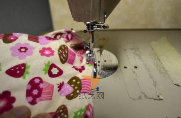 Tutorial on how to make a beautiful flower handbag by transforming old clothes into clothes