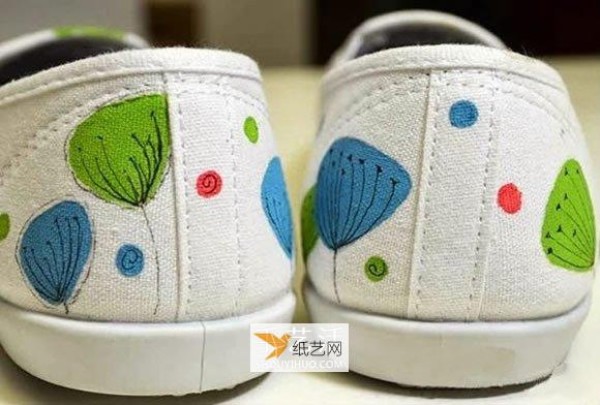 How to transform white canvas shoes using hand-painting