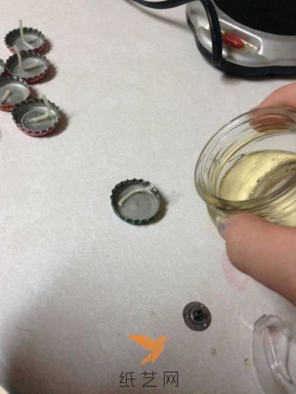 Turn waste bottle caps into treasures and make small candles to create a romantic atmosphere on Valentine’s Day