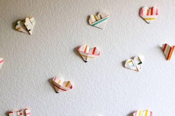 Origami method tutorial for simple origami hearts to decorate the wall