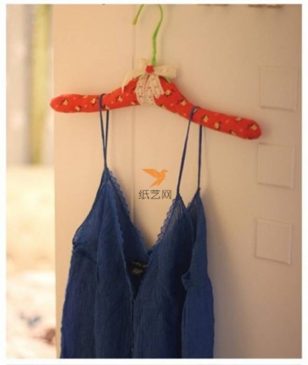 Cloth Art teaches you how to make beautiful and good-looking cotton non-slip clothes hangers.