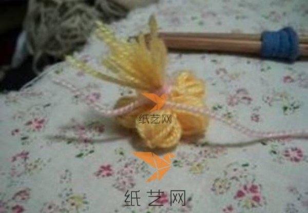 Tutorial on making five-petal plum blossoms made of yarn