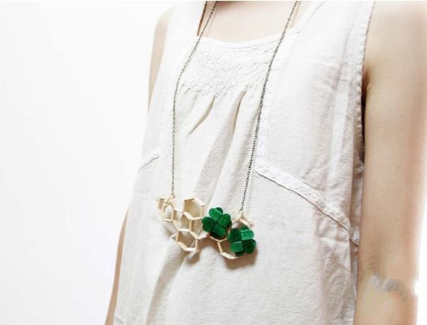 Tutorial on making a beautiful four-leaf clover necklace from waste popsicle sticks