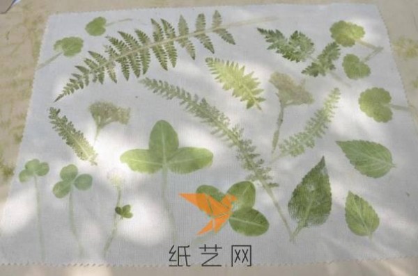 Ingenious plant pattern printing method for making New Year gift fabrics