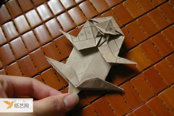 Illustrated tutorial for folding the massive Mabona Rhino using some simple origami