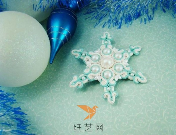 Tutorial on how to make a Christmas-style fresh snowflake braided brooch