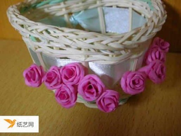 A very simple step-by-step illustration of how to fold hand-kneaded paper roses