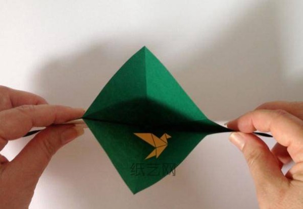 Tutorial on how to make origami rabbit lantern hangings for Lantern Festival