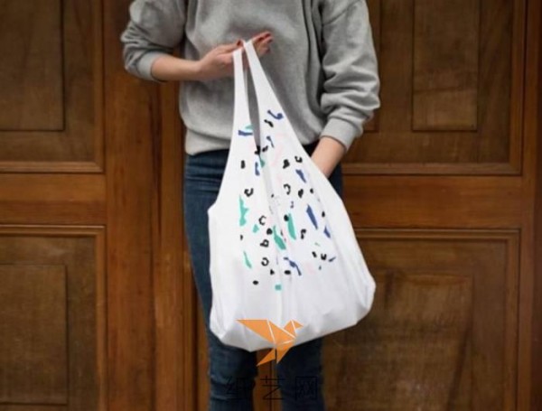 Tutorial on transforming old T-shirts into eco-friendly shopping bags