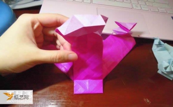 Very creative step-by-step illustration of Dielianhua heart origami