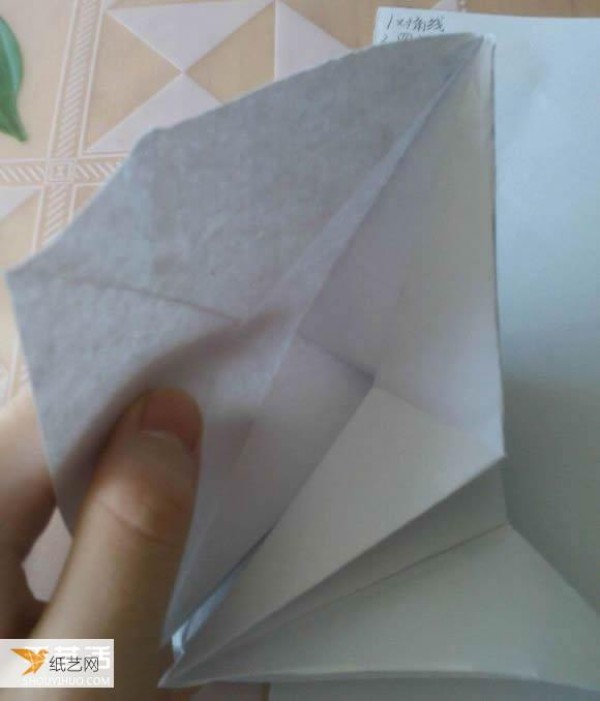 Step-by-step illustration of how to use origami to fold a cute grand piano