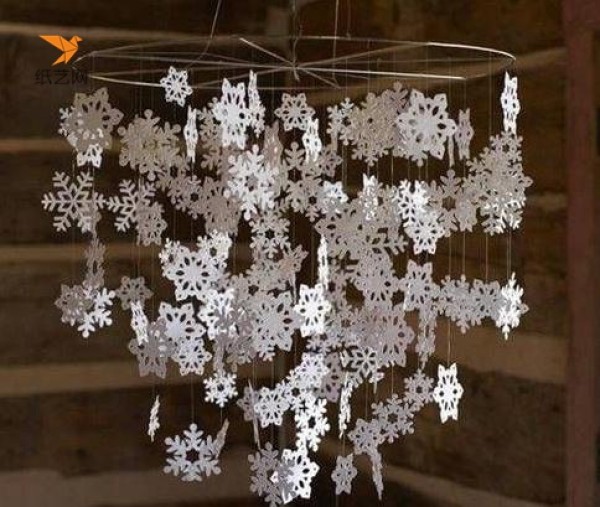 Illustration of making paper-cut snowflakes for dreamy paper-cut snowflake pendants