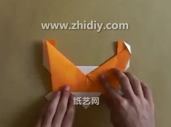 Origami Butterfly Encyclopedia teaches you how to fold butterflies