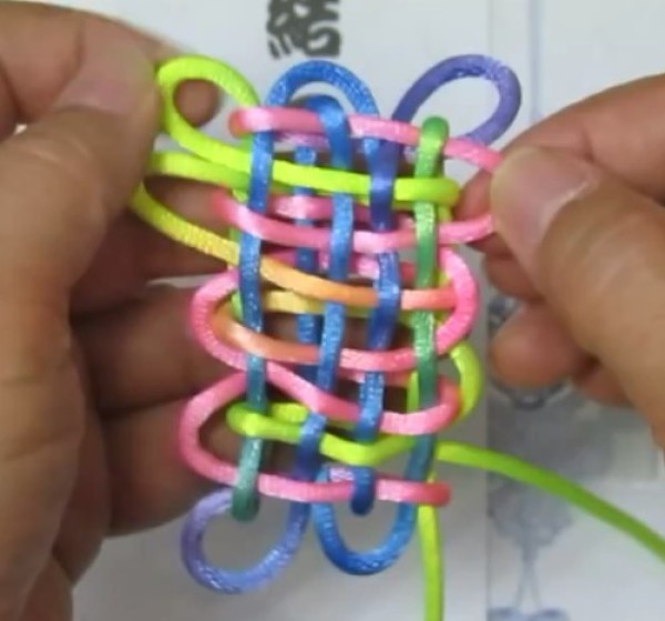 Hand-weaving method of the classic Chinese knot long coiled knot