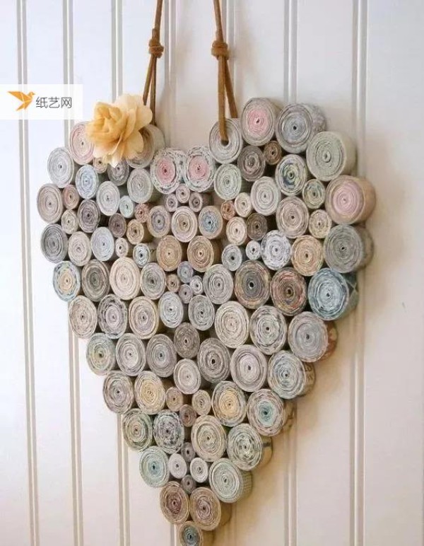 A roll of old newspapers and magazines can make a beautiful storage!