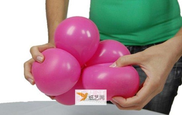 Step by step tutorial on how to make cute pink pig balloons