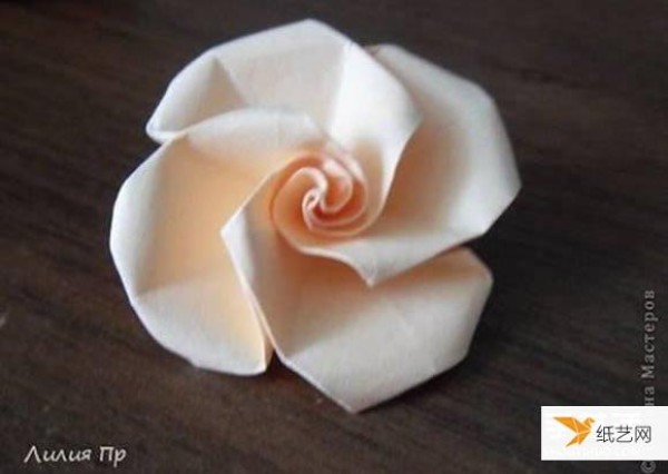 Illustrated tutorial on how to fold roses by hand using cardboard