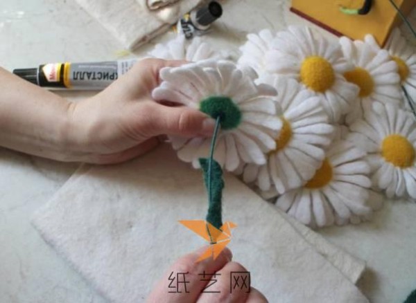 Tutorial on how to make a fresh wool felt daisy flower arrangement in spring