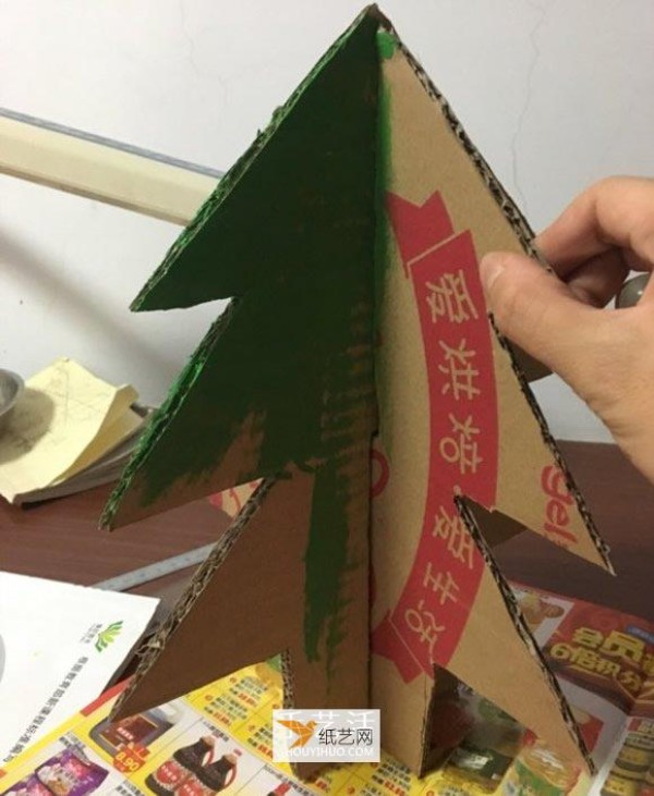 How to make your own big Christmas tree using corrugated paper