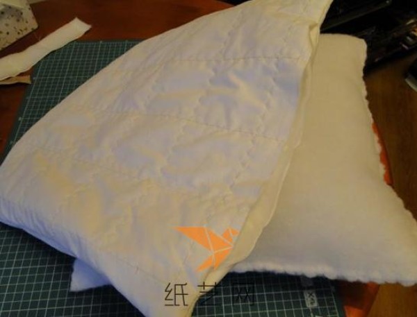 Super practical DIY hotel pillow tutorial