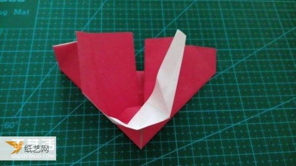 Hand-folded Valentines Day LOVE heart-shaped origami illustration tutorial