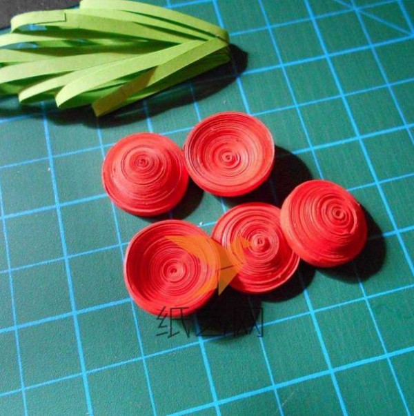 Tutorial on making beautiful quilled paper roses for Christmas gift packaging and decorative flowers