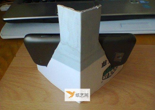 How to use waste paper boxes to make a simple mobile phone holder