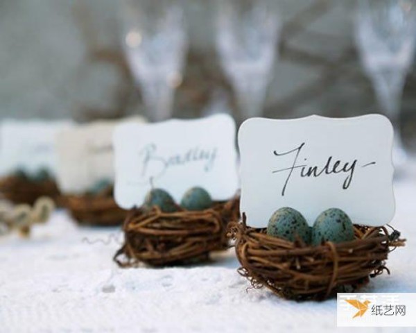 Pictures of personalized forest-style wedding accessories that make people feel full of happiness