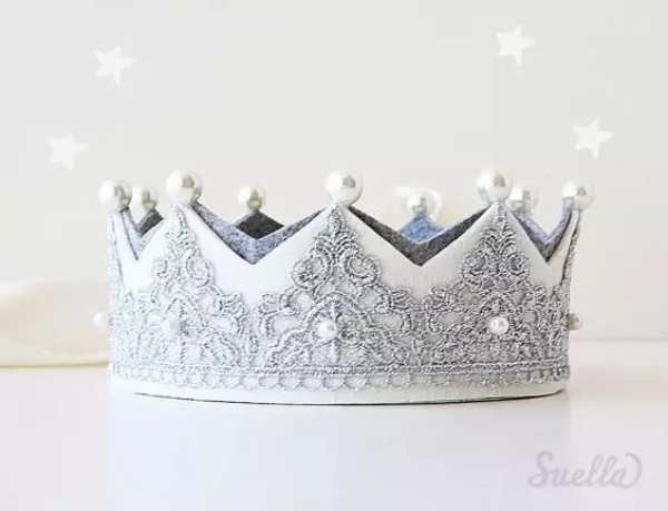 Roll up the lace to make a fairy tale crown!