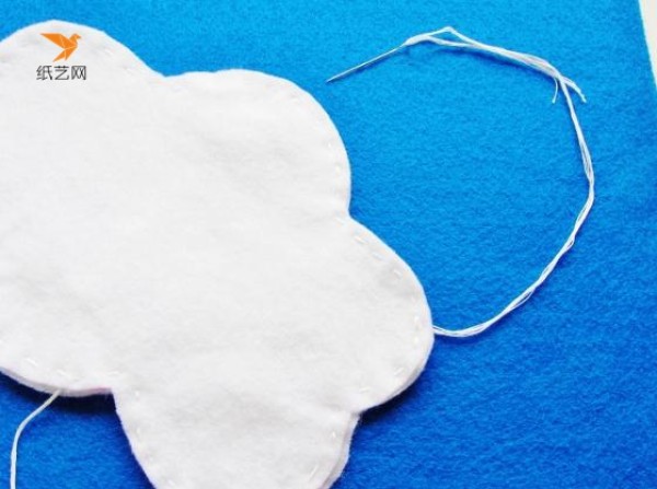 Tutorial on how to make small cloud decorations made of non-woven fabrics