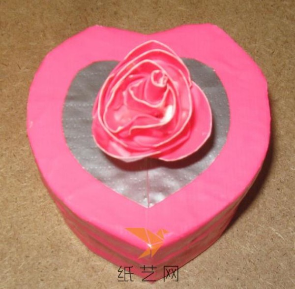 Detailed tutorial on handmade heart-shaped rose gift box