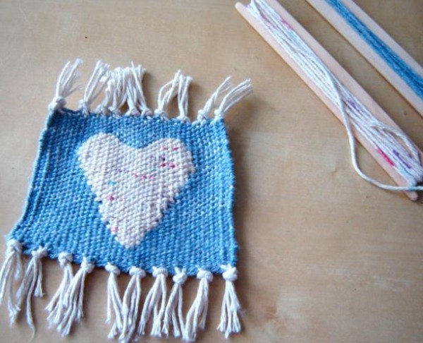 Hand-woven loom weaving heart-shaped decoration making tutorial