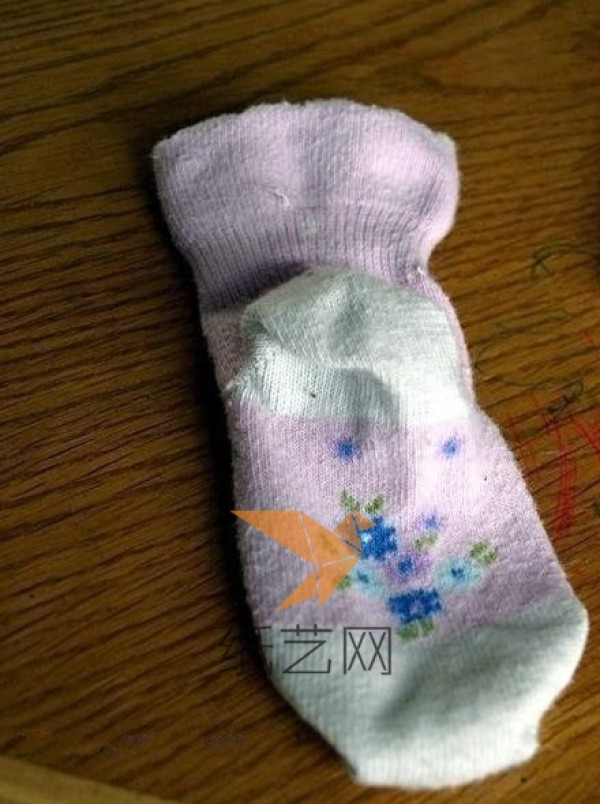 DIY tutorial for making cute socks for kittens