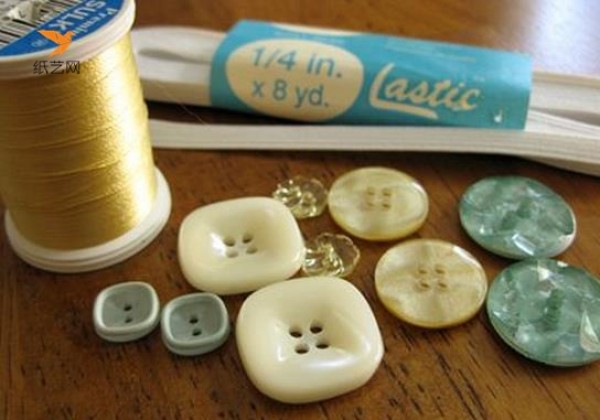 Detailed tutorial on making a beautiful button DIY bracelet